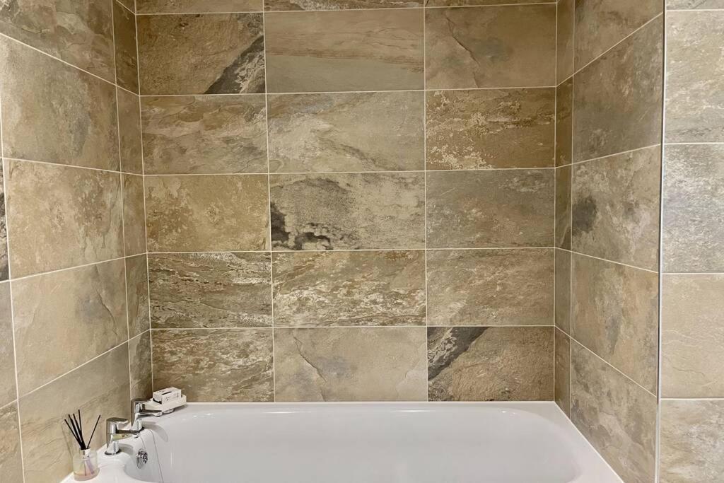 Lavender Apartment - Spacious Apartment Close To The Beach Deal Luaran gambar